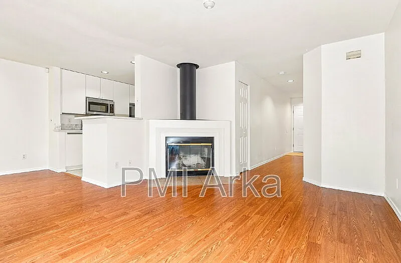 3 bed, 2.5 bath, 1354 sqft, $2,695 — Photo 4