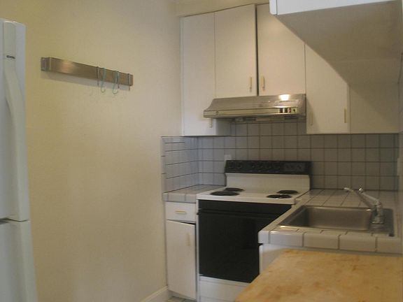4th image of 235 Oak St #26