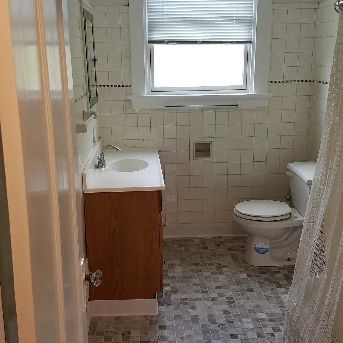 3 bed, 1.5 bath, 1500 sqft, $2,100 — Photo 3