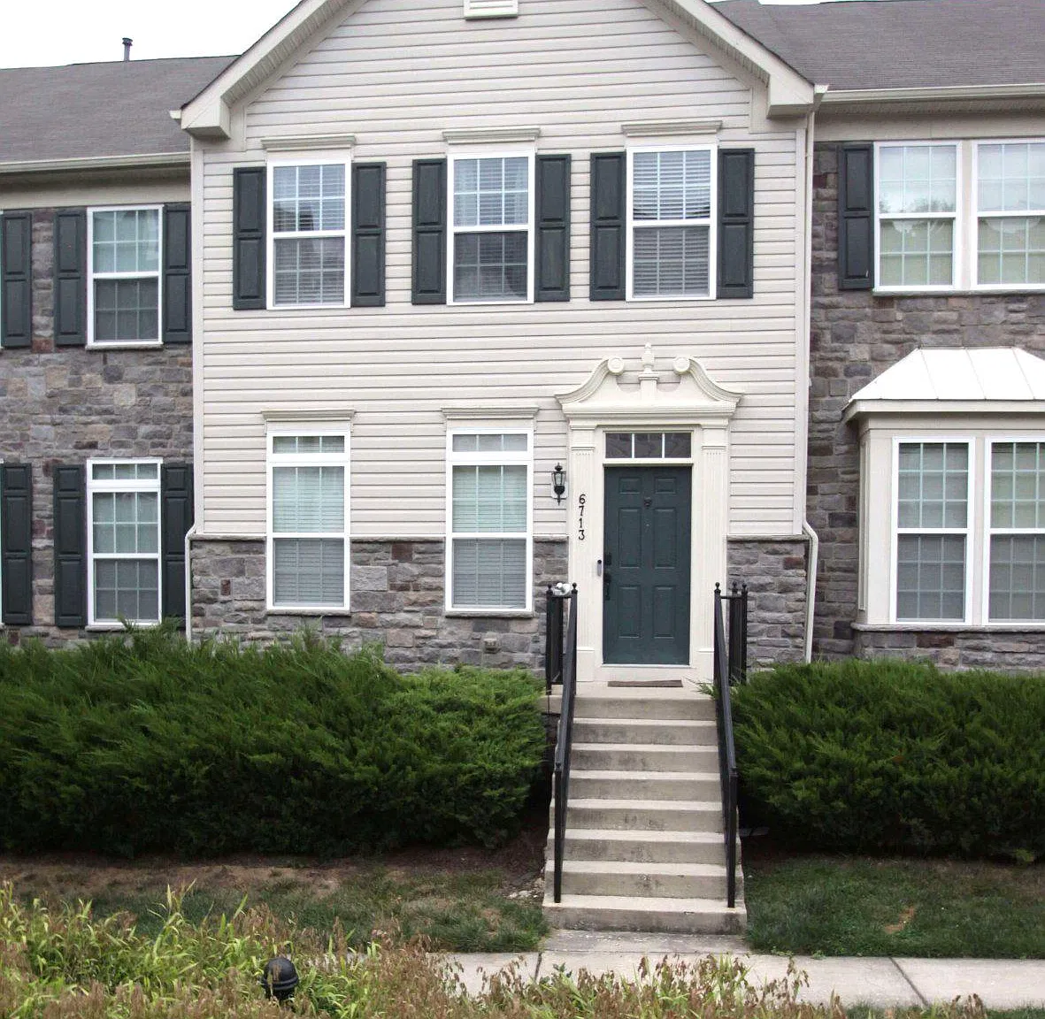 3 bed, 2.5 bath, 2040 sqft, $3,000 — Photo 1