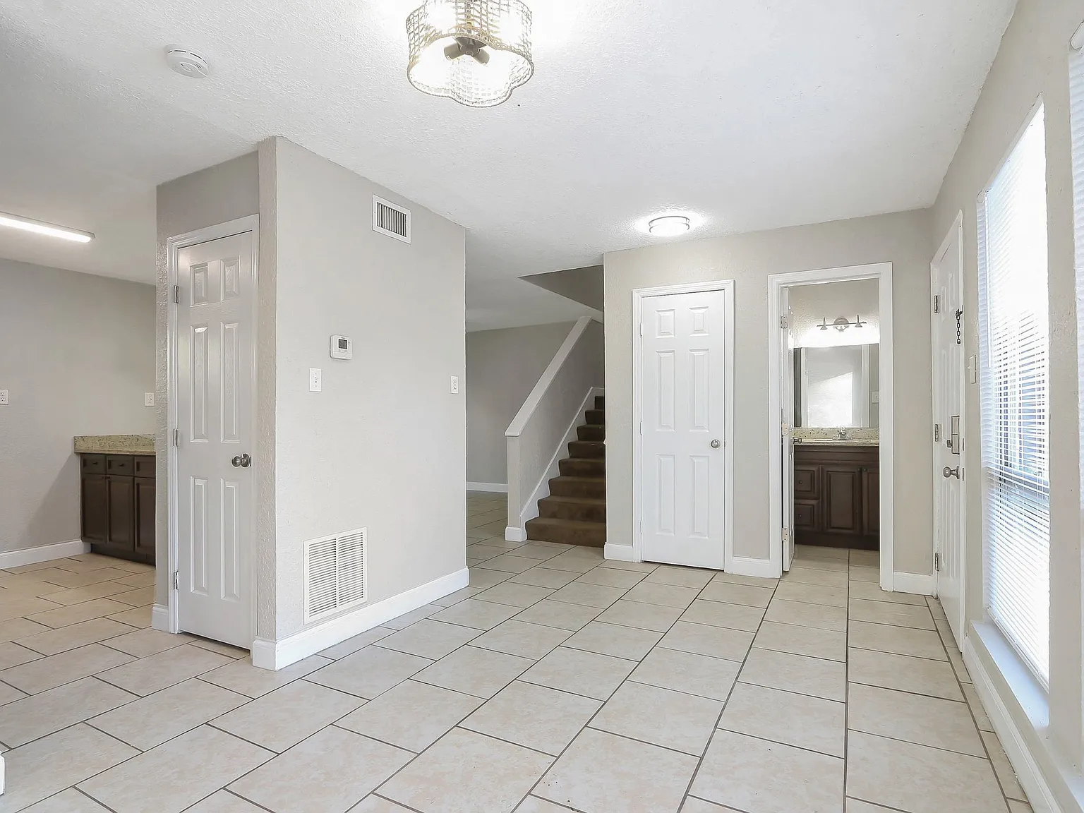 2/2.5 big and spacious with tiles, washer/dryer and patio in the unit — Photo 3