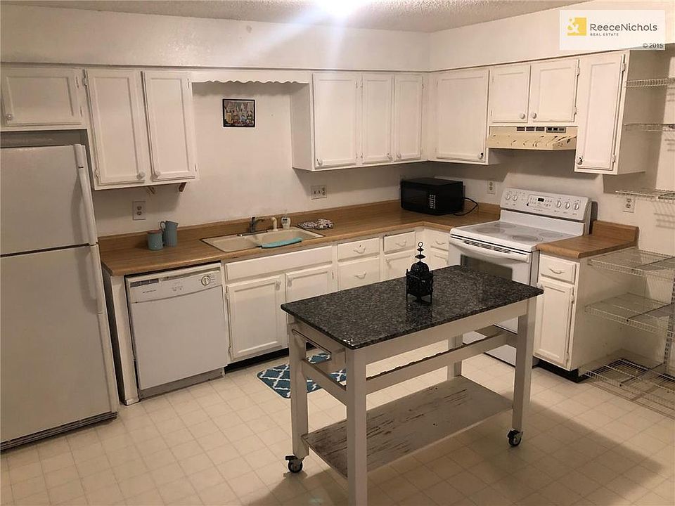 Open kitchen to living/dinning area