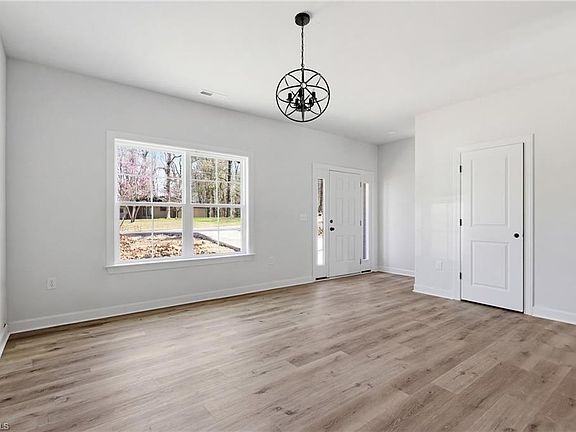 5th image of 529 Dogwood Cir