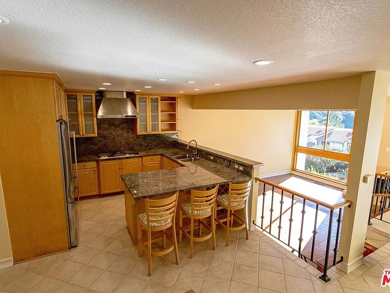 17097 Palisades Cir — Photo 2