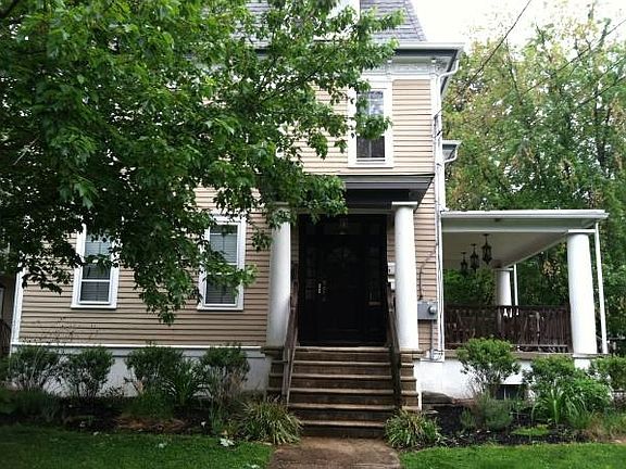 Separate entrance to 2nd and 3rd Floor