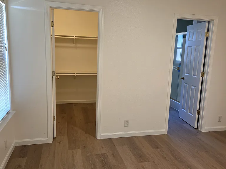 1009 Southampton Dr — Photo 9