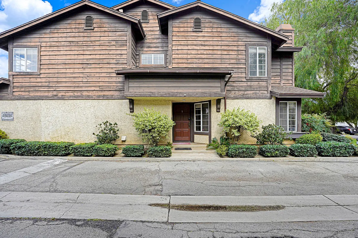 Building Photo - 20921 Community St #5