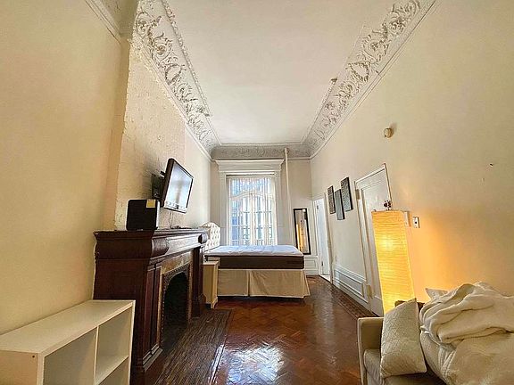 5th image of 33 W 76th St APT 5