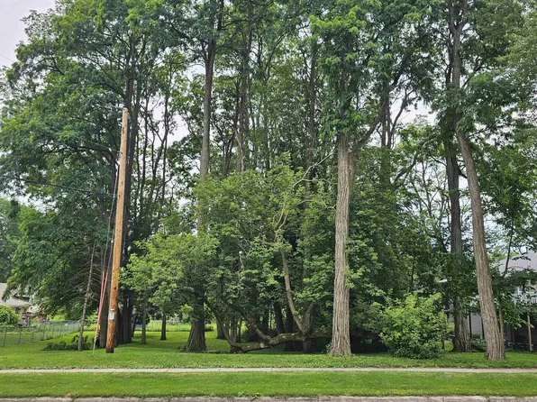 2411 W Memorial Dr, Janesville, WI 53548