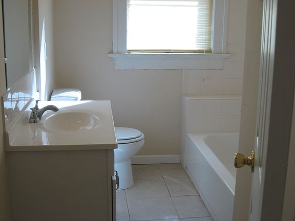 3rd image of 922 King St
