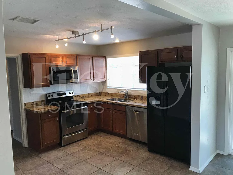 1205 W Highland Ave — Photo 11