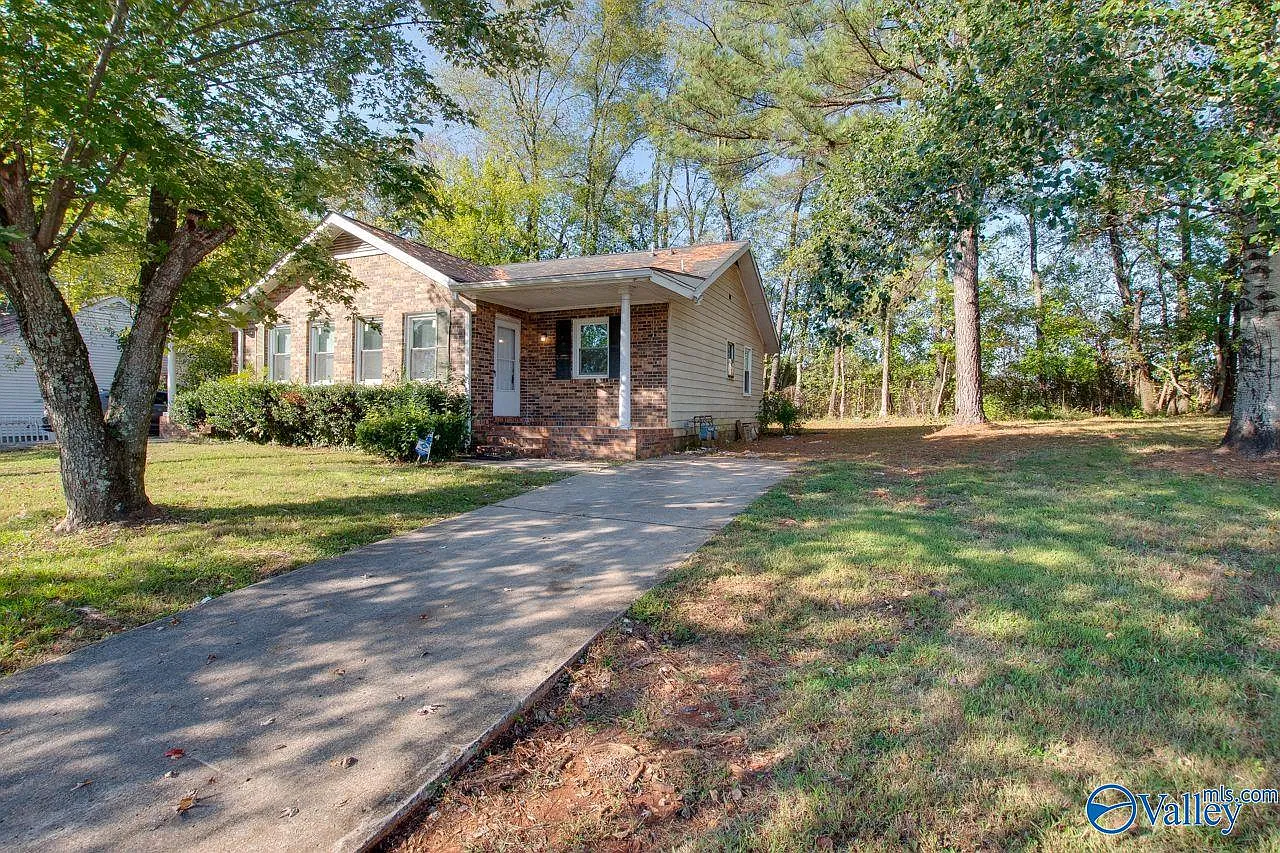 2 bed, 1.0 bath, 773 sqft, $850 — Photo 1