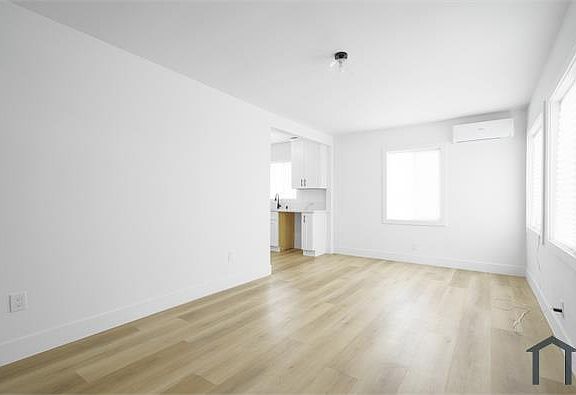 3rd image of 4555 Acacia Ave