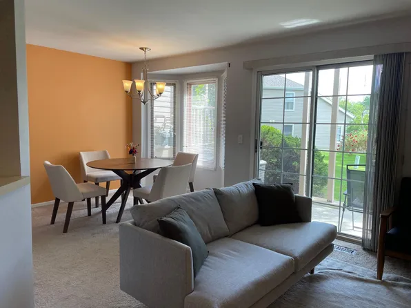 131 Red Fox Ln Unit B, Elk Grove Village, IL 60007
