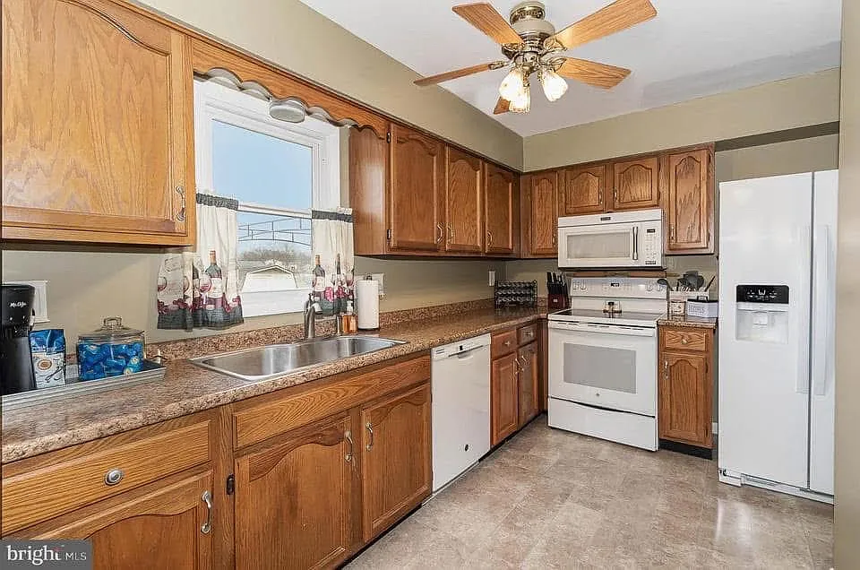 3 bed, 1296 sqft, $1,800 — Photo 2