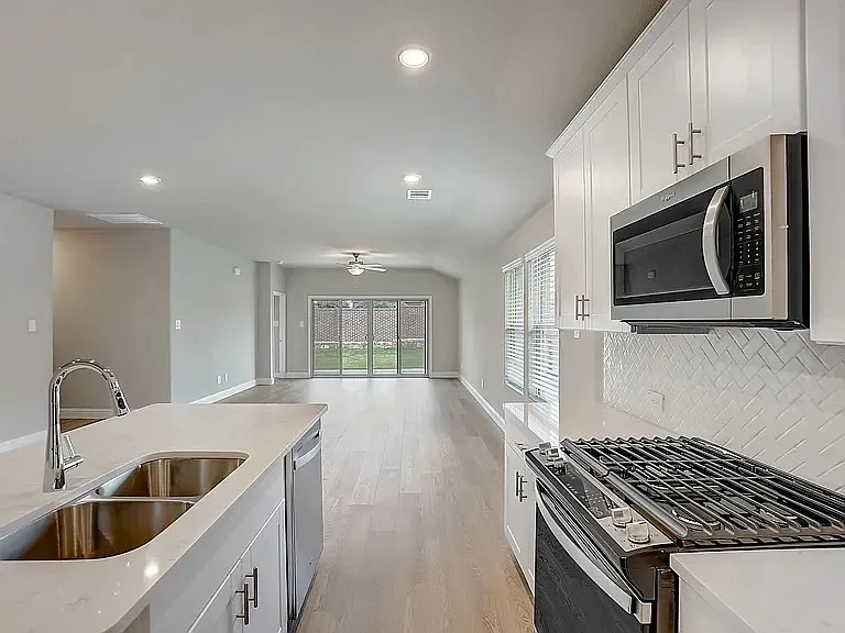 1209 Gardendale Hollow Ln — Photo 2