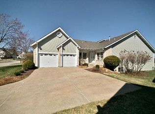 8 Shaelah Dr, Weldon Spring, MO 63304