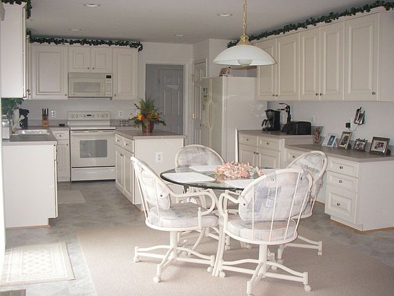 Kitchen w/ Breakfast Nook