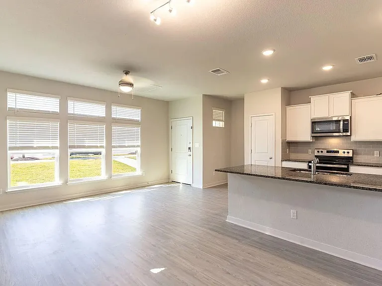 605 W South St #321 — Photo 2