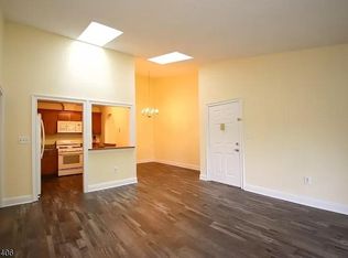 15 Taylor Dr, Franklin Park, NJ 08823