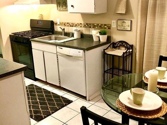 Charming kitchen & dining space