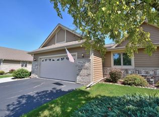 W240N2350 E Parkway Meadow Cir, Pewaukee, WI 53072