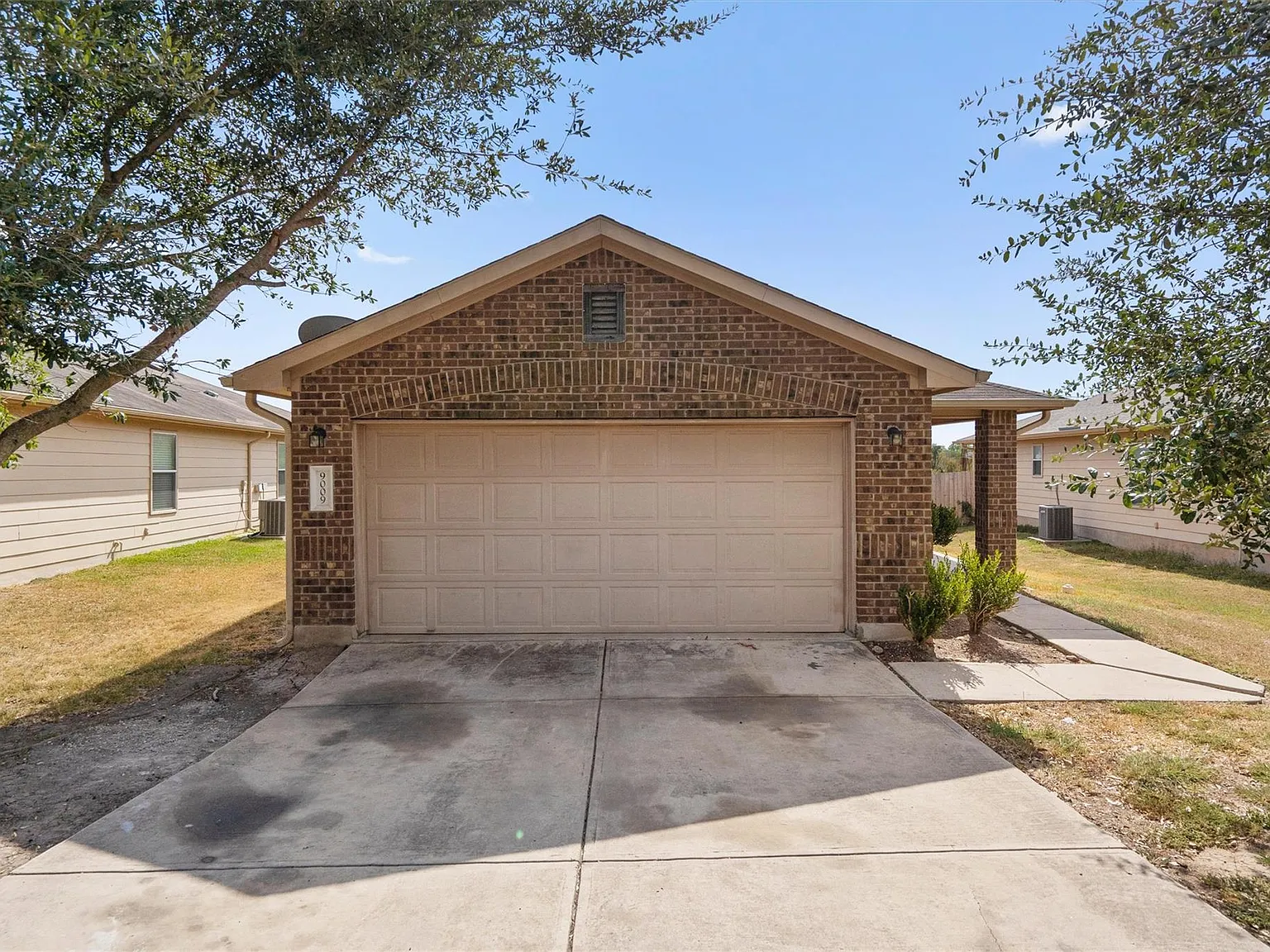 3 bed, 2.0 bath, 1203 sqft, $1,950 — Photo 3