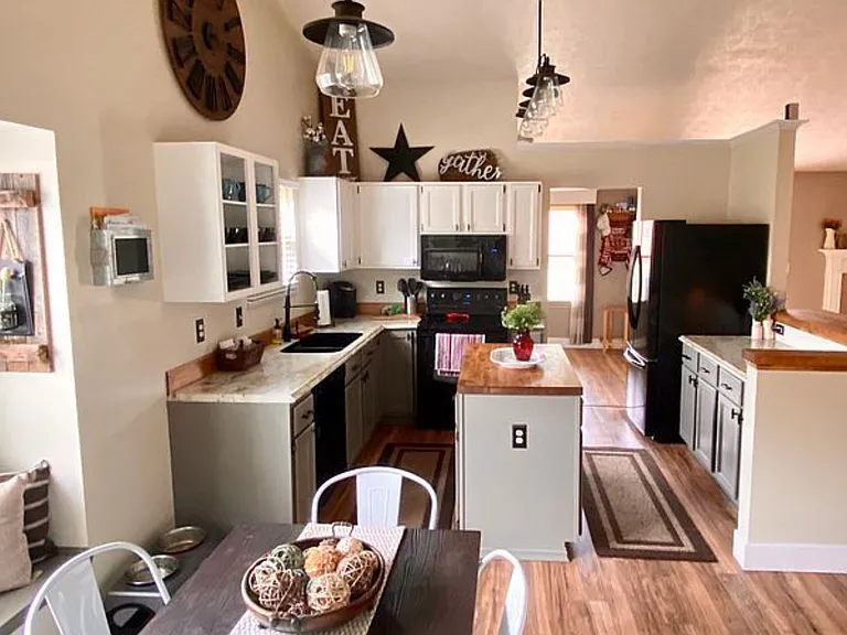 8970 Curry Ln — Photo 2