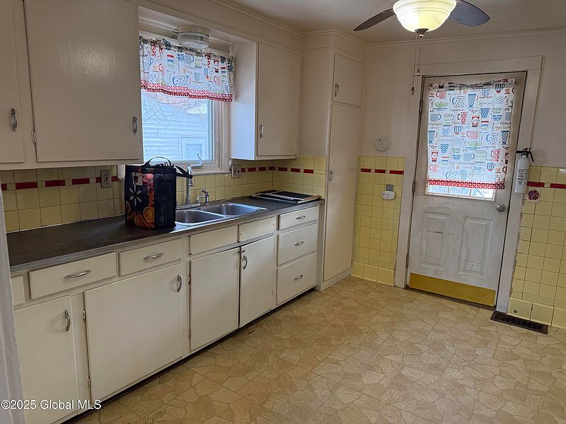 4th image of 143 Maple Street