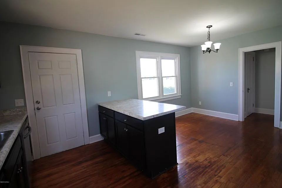 2 bed, 1.0 bath, 900 sqft, $1,650 — Photo 4