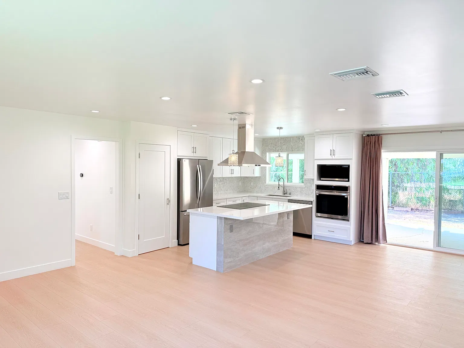 3 bed, 1317 sqft, $3,950 — Photo 4