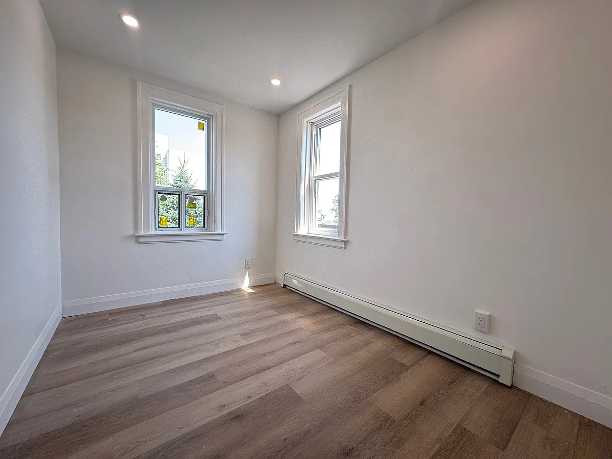Building Photo - 74 Shepherd St W #16