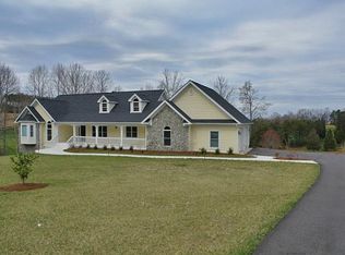 140 Peaks View Dr, Moneta, VA 24121