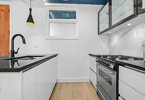 4th image of 10 Lexington Ave APT 3A