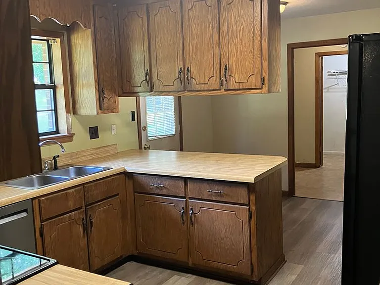 916 Elderberry St — Photo 3