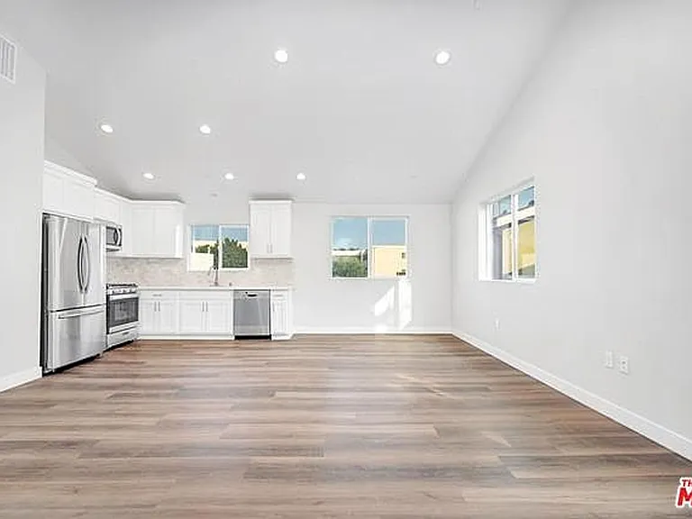 14703-14711 Saticoy St — Photo 7