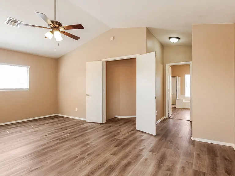 8015 W Laurel Ln — Photo 10