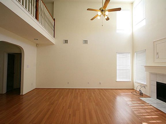 VERY BRIGHT AND SPACIOUS FAMILY RM W/ 2-STORY HIGH CEILING AND LAMINATED WOOD FLOOR