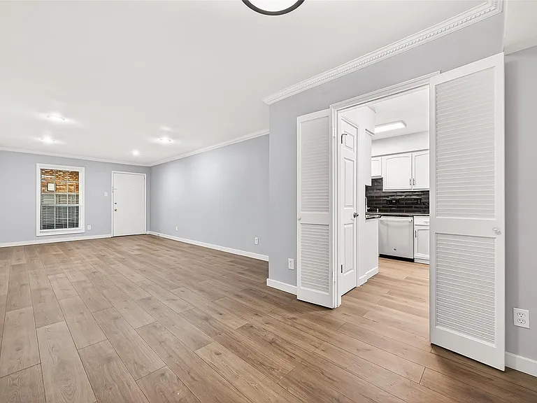 359 N Post Oak Ln #127 — Photo 10