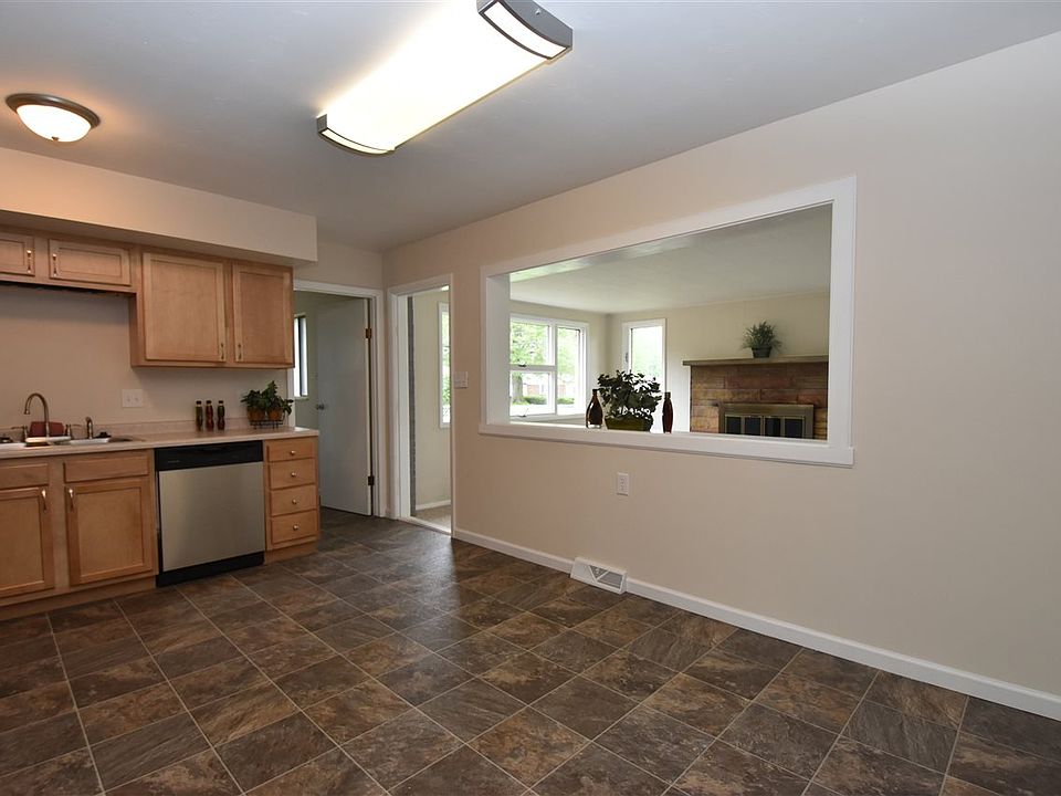 1st image of 524 S Village Dr