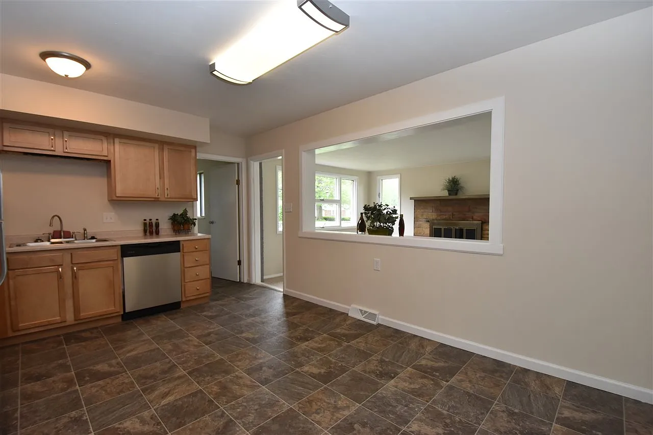 524 S Village Dr photo 1