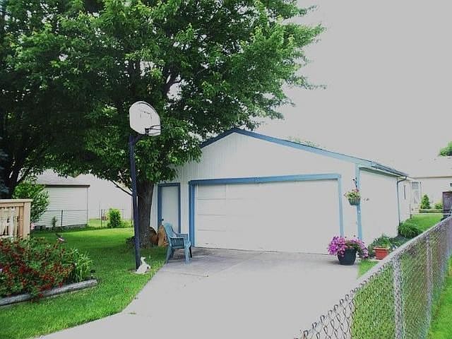 2nd image of 16374 Parkwood Dr