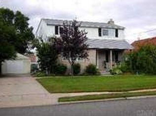 89 Parkdale Dr, North Babylon, NY 11703