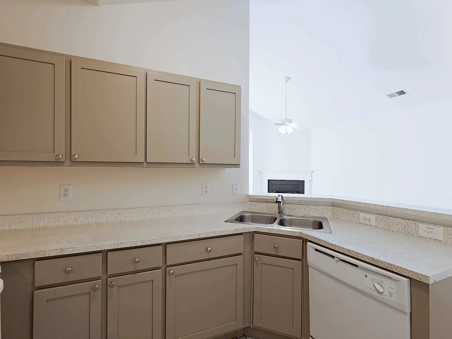 2 bed, 1295 sqft, $1,470 — Photo 4