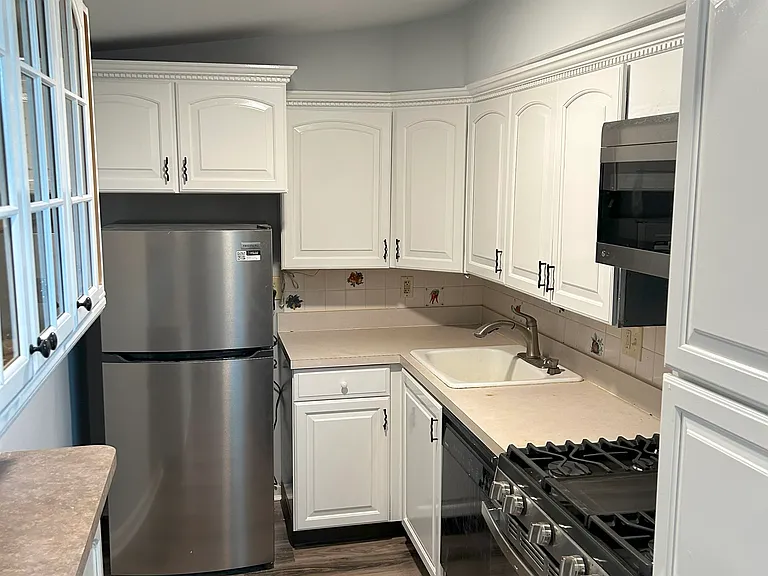 143 W Maryland Ave — Photo 3