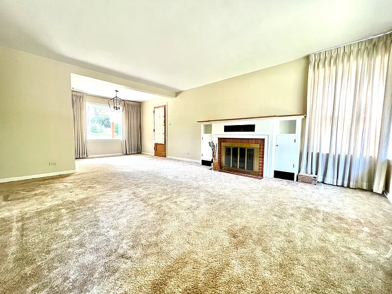 4633 Oakwood Ave — Photo 2