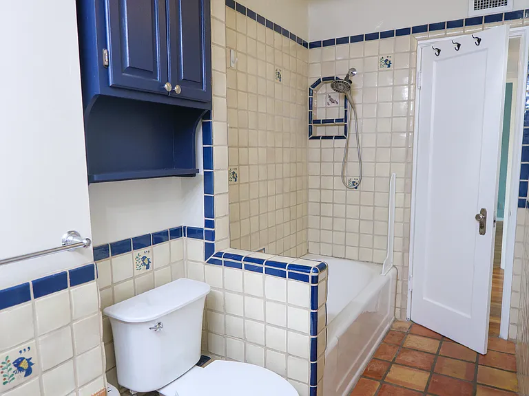 1404 E Silver St — Photo 11