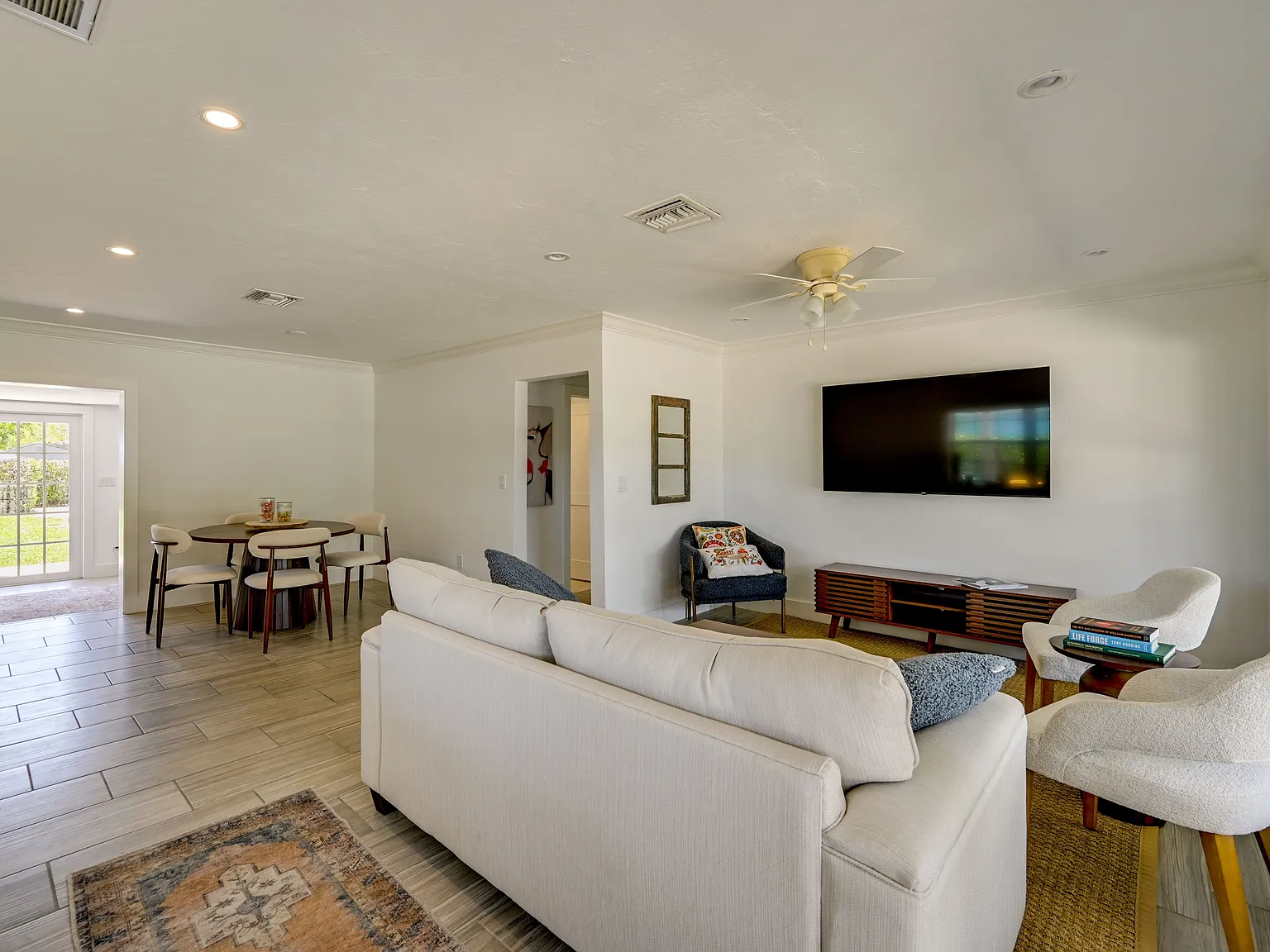 2 bed, 1041 sqft, $2,395 — Photo 2