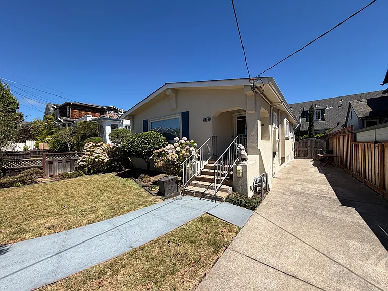 1323 Edgehill Dr — Photo 2