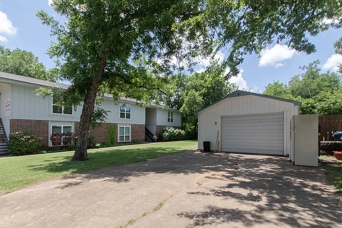 5 bed, 2.0 bath, 3800 sqft, $2,700 — Photo 3